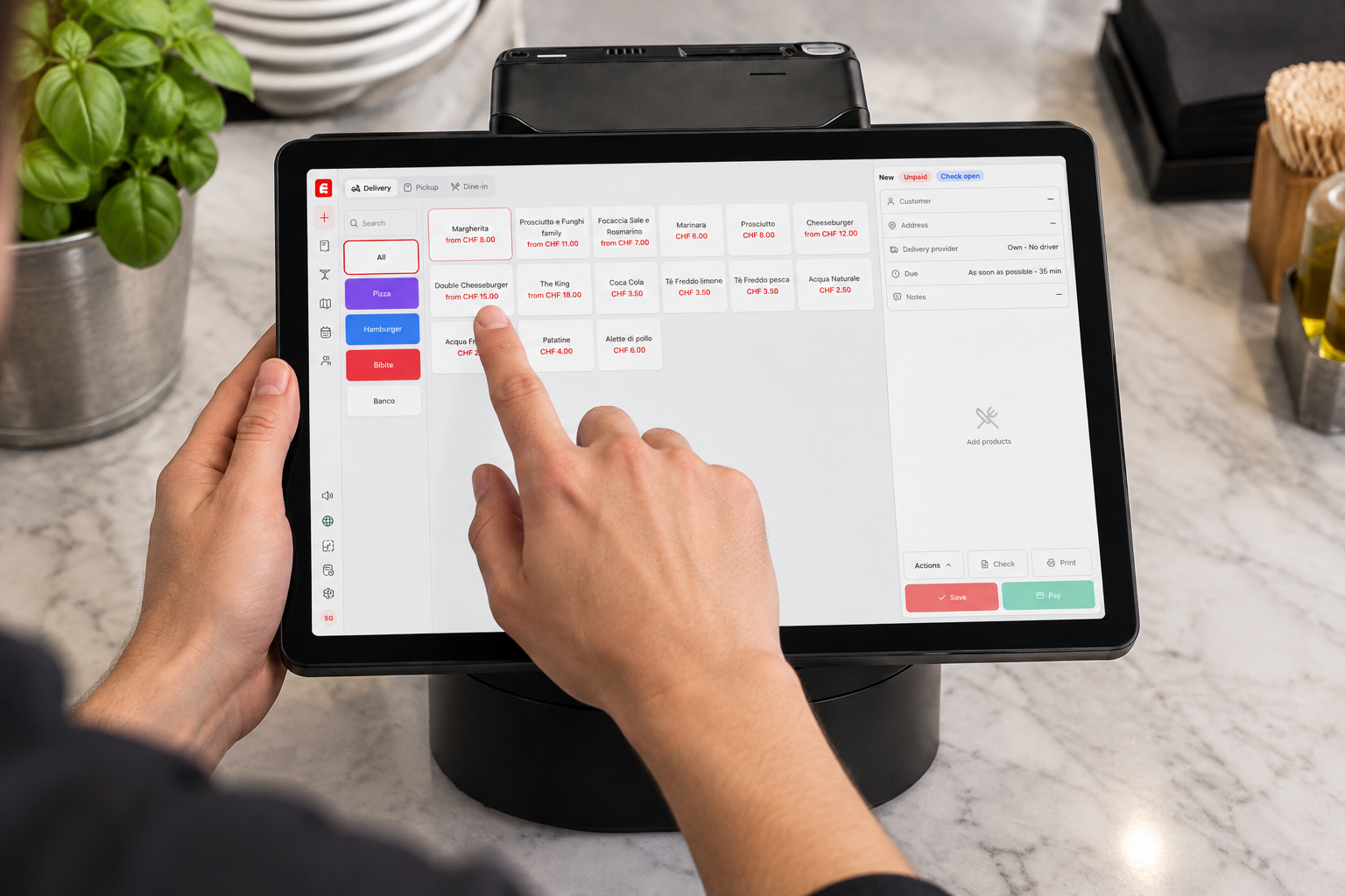 Operatore che prende un ordine sulla cassa EatLive al bancone